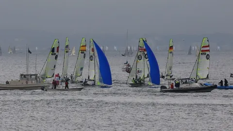 梅西告别迈阿密，孤身乘车背影深沉，少数球迷低声惜别